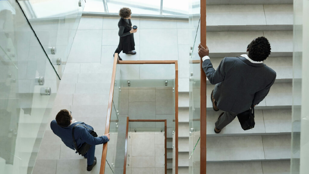 ข้อดี-ข้อเสีย ของการจ้างที่ปรึกษาธุรกิจ เทียบกับการแก้ปัญหาด้วยทีมงานภายใน